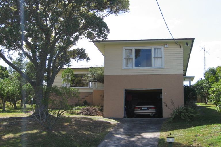 Photo of property in 28 City View Terrace, Birkenhead, Auckland, 0626