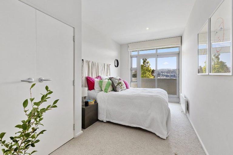 Photo of property in Beauport Apartments, 30u2 The Crescent, Roseneath, Wellington, 6011
