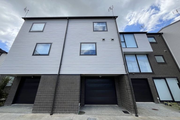 Photo of property in 8/1 Fruitvale Road, New Lynn, Auckland, 0600