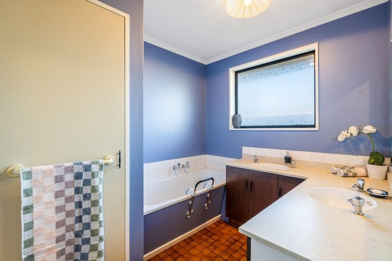 Photo of property in 1/52a Aorangi Road, Bryndwr, Christchurch, 8053