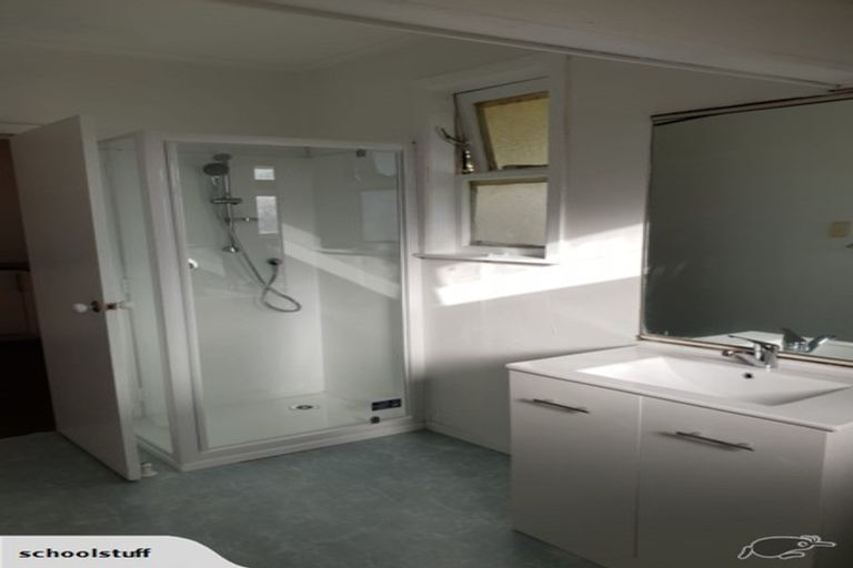 Photo of property in 6 Kaponga Crescent, New Lynn, Auckland, 0600
