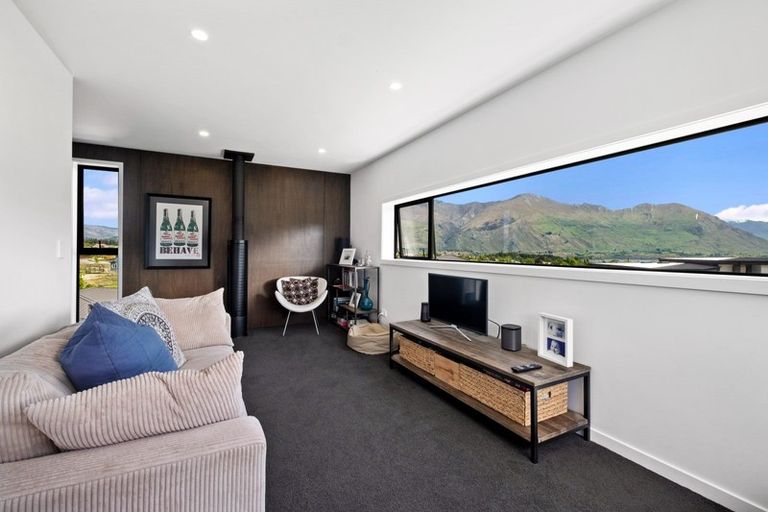 Photo of property in 19 Kirimoko Crescent, Wanaka, 9305