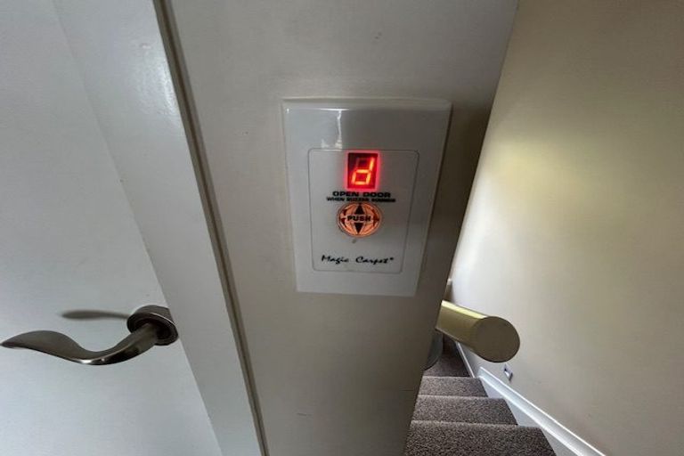 Photo of property in 17 Rothesay Bay Road, Rothesay Bay, Auckland, 0630