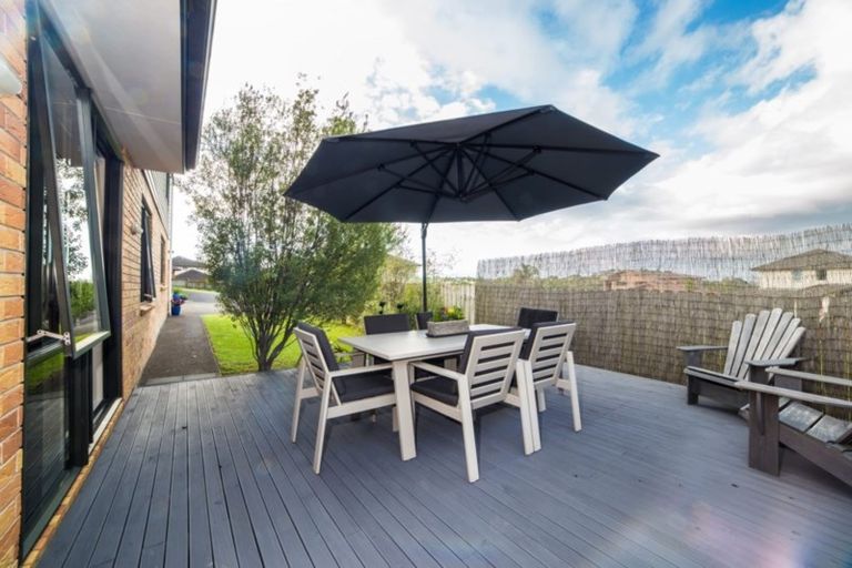 Photo of property in 17 Gordon Stanley Drive, Massey, Auckland, 0614
