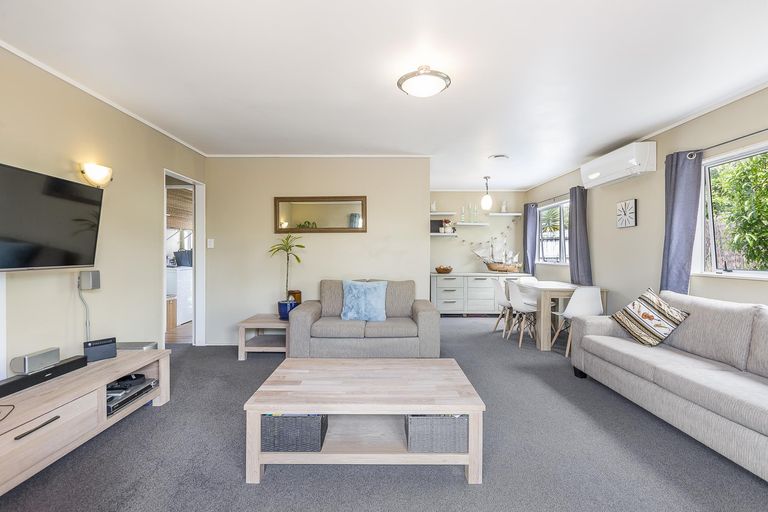 Photo of property in 2/39 Fairmount Road, Titirangi, Auckland, 0604