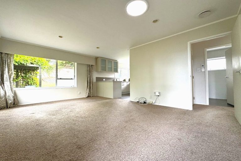 Photo of property in 2/4 Mahuta Grove, Northcote, Auckland, 0627