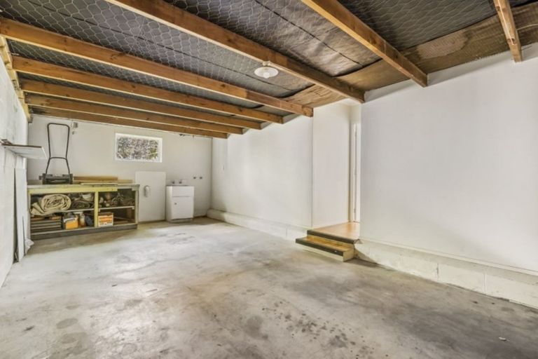 Photo of property in 2/9 Paruru Avenue, Northcote, Auckland, 0627
