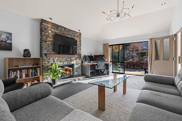 Photo of property in 2/1 Maple Court, Arthurs Point, Queenstown, 9371
