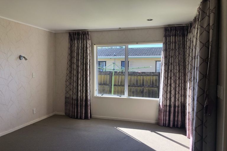 Photo of property in 2/66 Buscomb Avenue, Henderson, Auckland, 0610