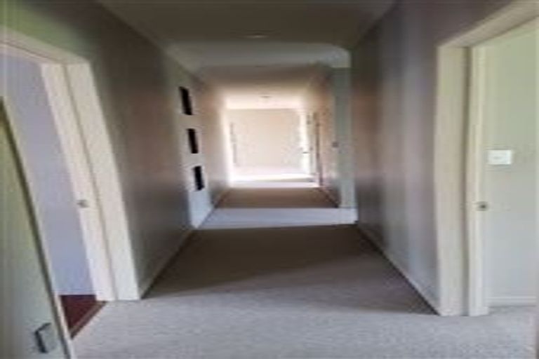 Photo of property in 8 Elkstone Place, Henderson, Auckland, 0612