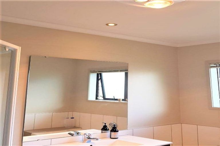 Photo of property in 19 Saltwood Street, Red Beach, 0932