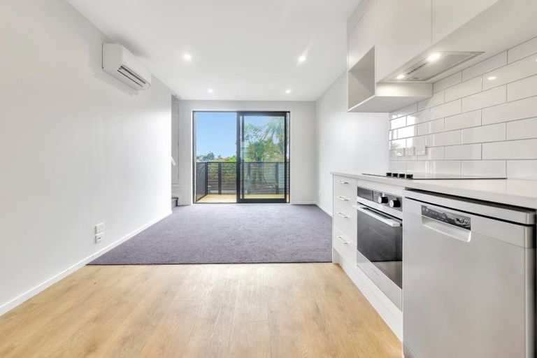 Photo of property in 6/1 Fruitvale Road, New Lynn, Auckland, 0600