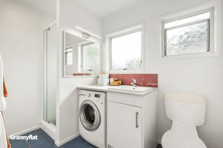 Photo of property in 14 Holdaway Avenue, Northcote, Auckland, 0627