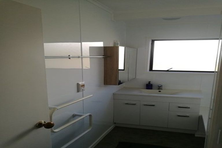 Photo of property in 1/51b Sunset Road, Totara Vale, Auckland, 0632