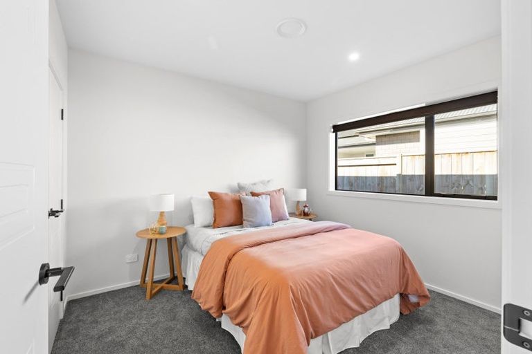 Photo of property in 42 Sardinia Grove, Fitzherbert, Palmerston North, 4410