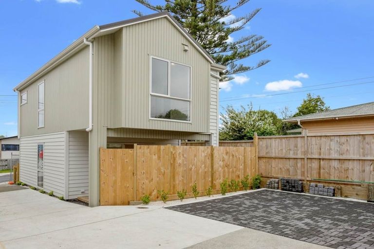 Photo of property in 10a Roberts Road, Te Atatu South, Auckland, 0610