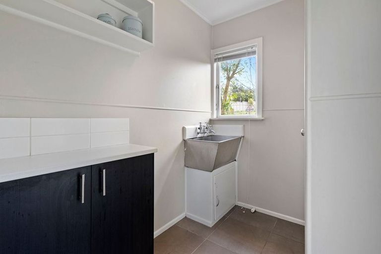 Photo of property in 1/71 Sunnynook Road, Forrest Hill, Auckland, 0620