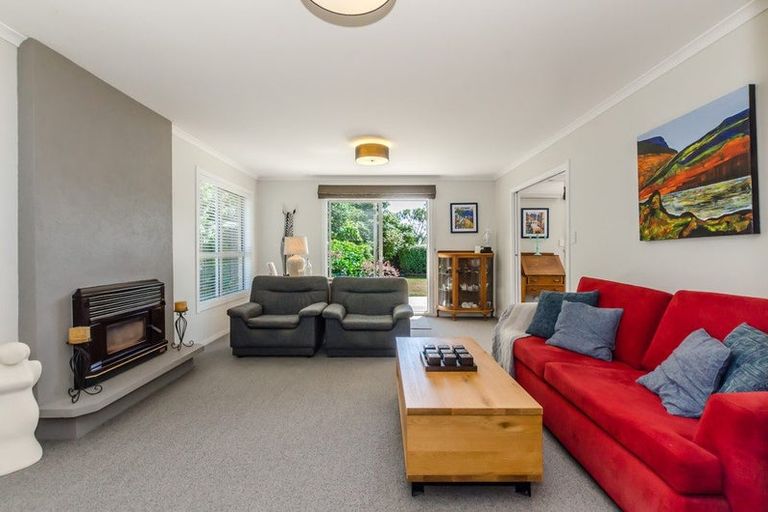 Photo of property in 44 Rewarewa Crescent, Waikanae, 5036