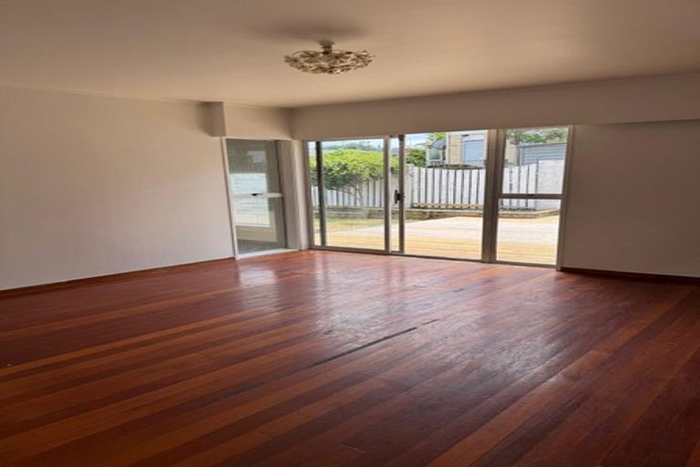 Photo of property in 2/14 Ballater Place, Highland Park, Auckland, 2010