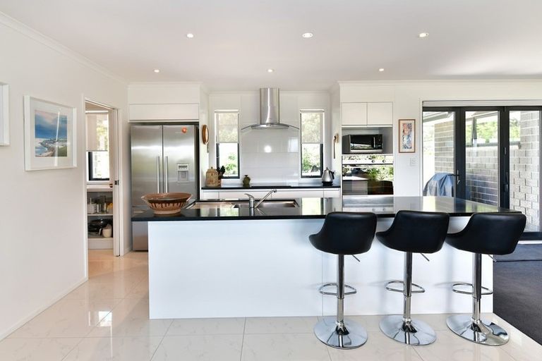 Photo of property in 32 Grovenor Drive, Orewa, 0931