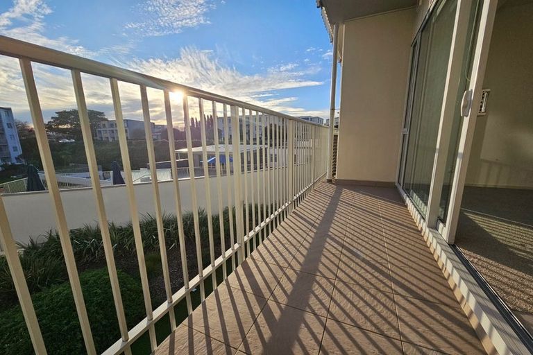 Photo of property in Shoal Haven Apartments, 305c/130 Anzac Street, Takapuna, Auckland, 0622