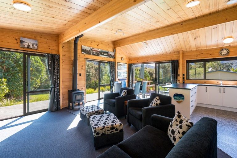 Photo of property in 2 Worlds End Road, Tennyson Inlet, 7195