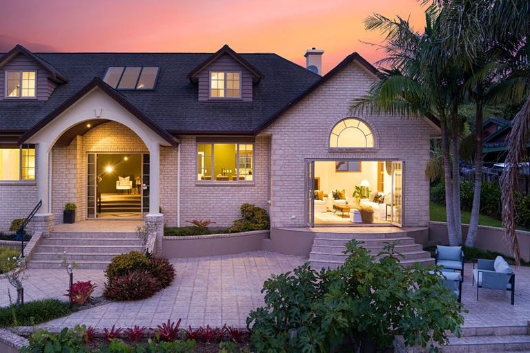 Photo of property in 3 Napuka Road, Henderson Valley, Auckland, 0612