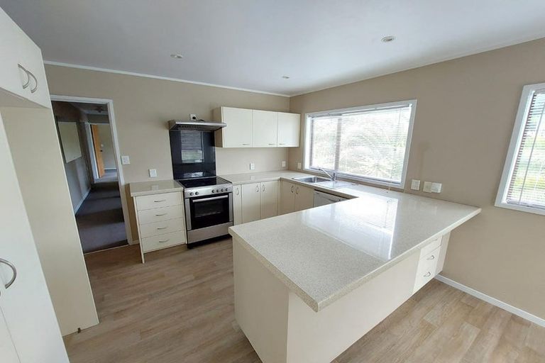 Photo of property in 8 Lowtherhurst Road, Massey, Auckland, 0614