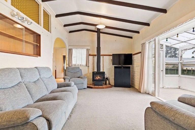 Photo of property in 128 Archibald Road, Kelston, Auckland, 0602