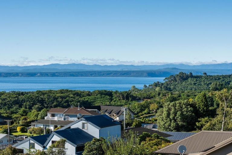 Photo of property in 102 Wakeman Road, Acacia Bay, Taupo, 3330