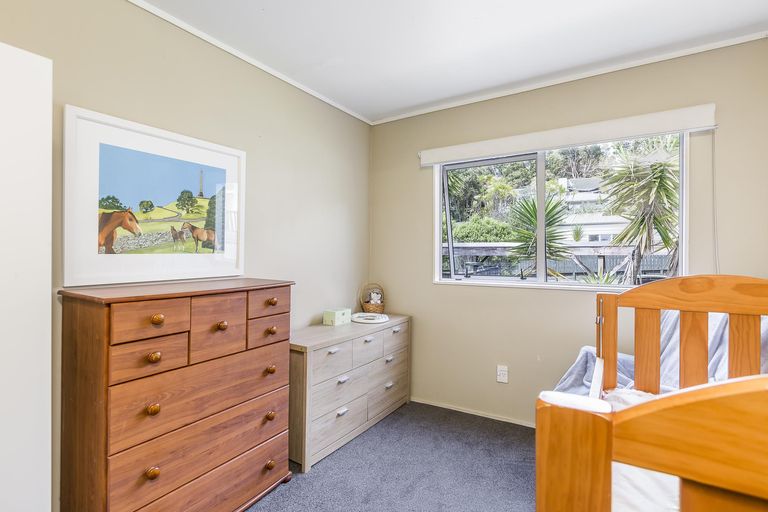 Photo of property in 2/39 Fairmount Road, Titirangi, Auckland, 0604