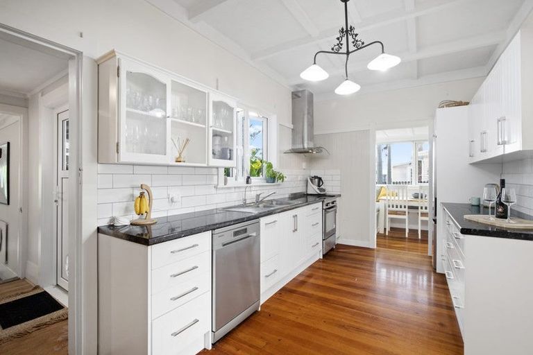 Photo of property in 18 Racecourse Road, Waiuku, 2123