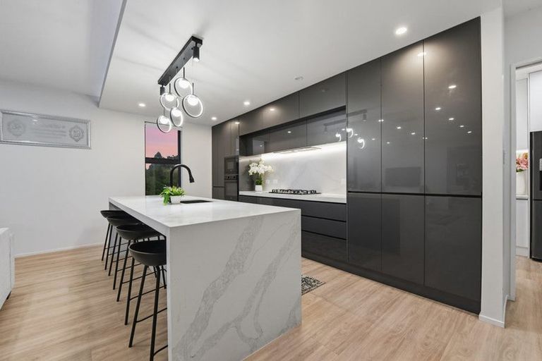 Photo of property in 7d Babich Road, Henderson Valley, Auckland, 0614