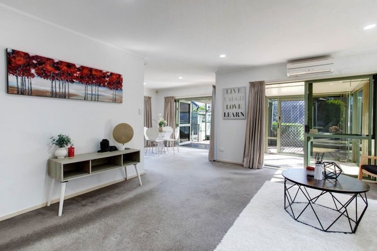 Photo of property in 15 Stratford Road, Manurewa, Auckland, 2105