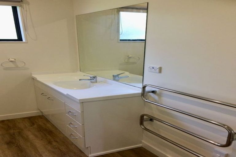 Photo of property in 1/73 Birkdale Road, Birkdale, Auckland, 0626