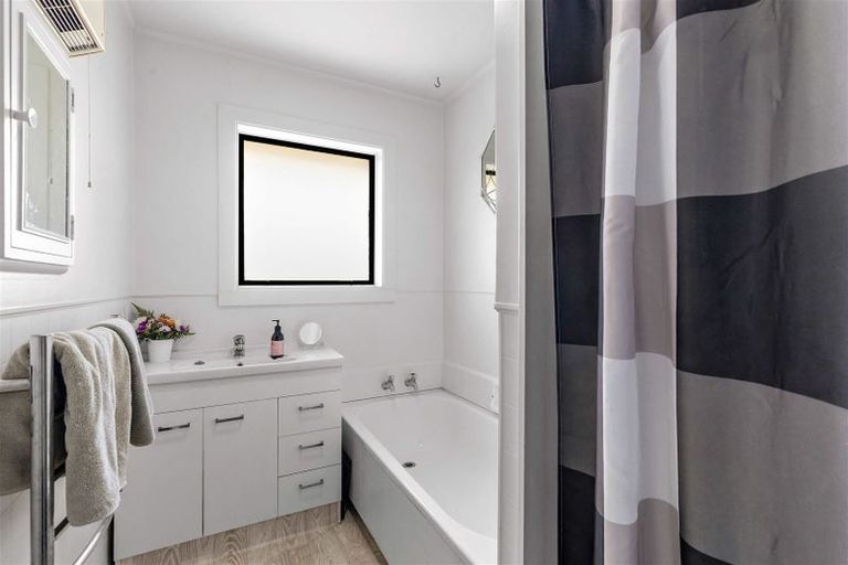 Photo of property in 320 Memorial Avenue, Burnside, Christchurch, 8053