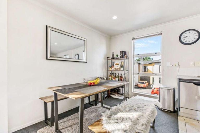 Photo of property in 8 Verdale Circle, Glen Eden, Auckland, 0602