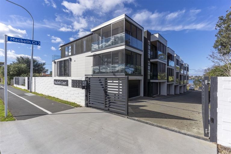 Photo of property in 18 Macbeth Court, Milford, Auckland, 0620