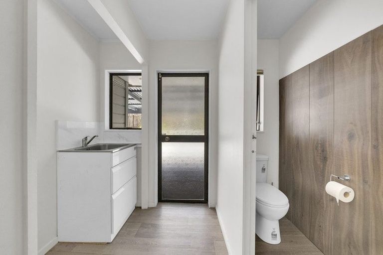 Photo of property in 2/25 Sunnyfield Crescent, Glenfield, Auckland, 0629