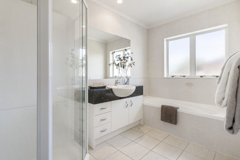 Photo of property in 9 Ballydonegan Rise, East Tamaki, Auckland, 2013