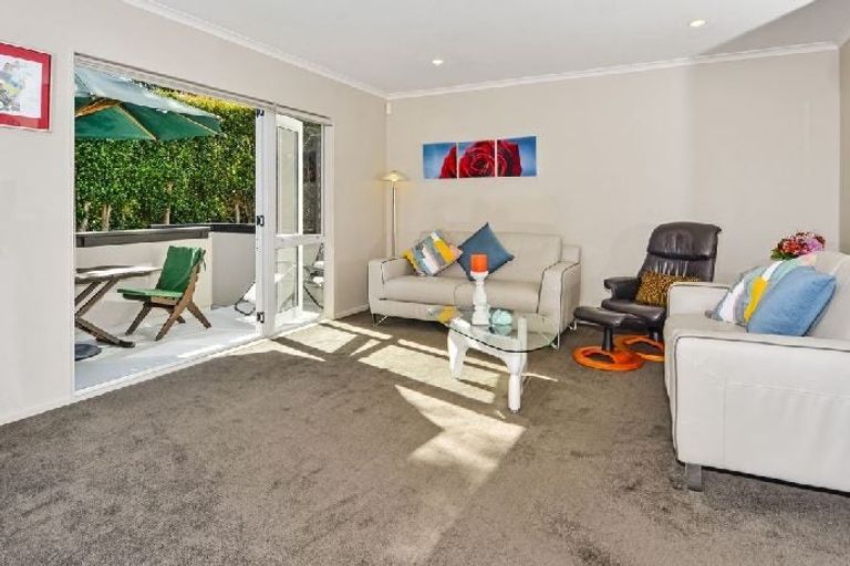 Photo of property in 1/378 East Coast Road, Sunnynook, Auckland, 0630
