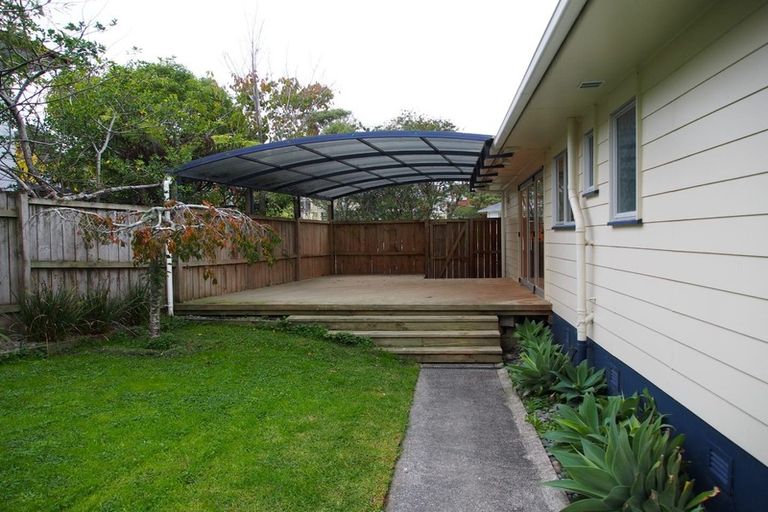 Photo of property in 4 Verena Place, Green Bay, Auckland, 0604