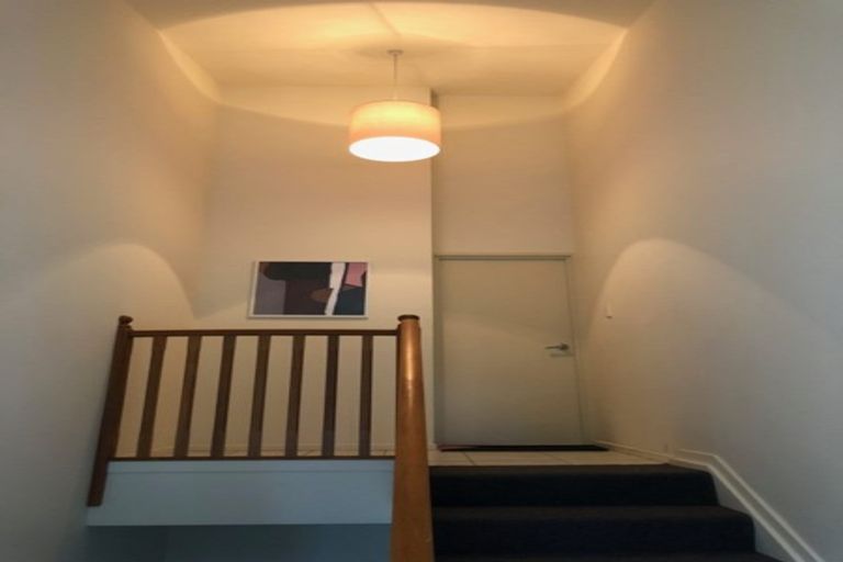 Photo of property in 2/1b Birkenhead Avenue, Birkenhead, Auckland, 0626