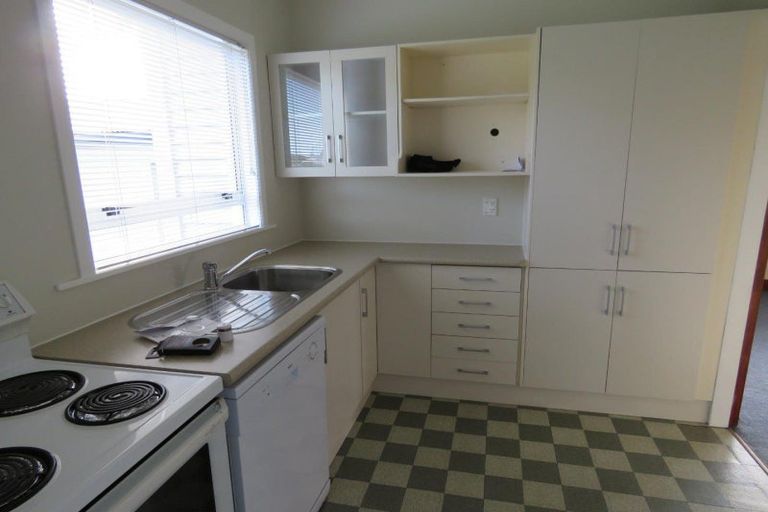 Photo of property in 5 Maratahu Street, Westown, New Plymouth, 4310