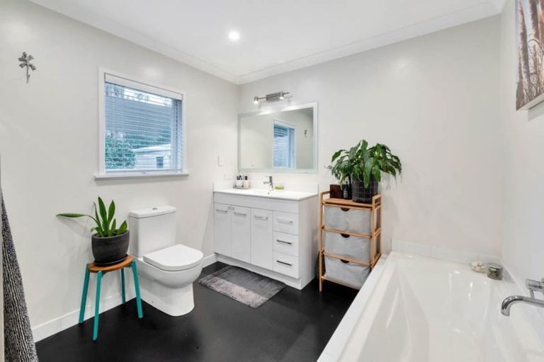 Photo of property in 4 Brunner Road, Glen Eden, Auckland, 0602