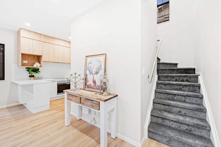 Photo of property in 22 Don Oliver Lane, Glen Eden, 0602