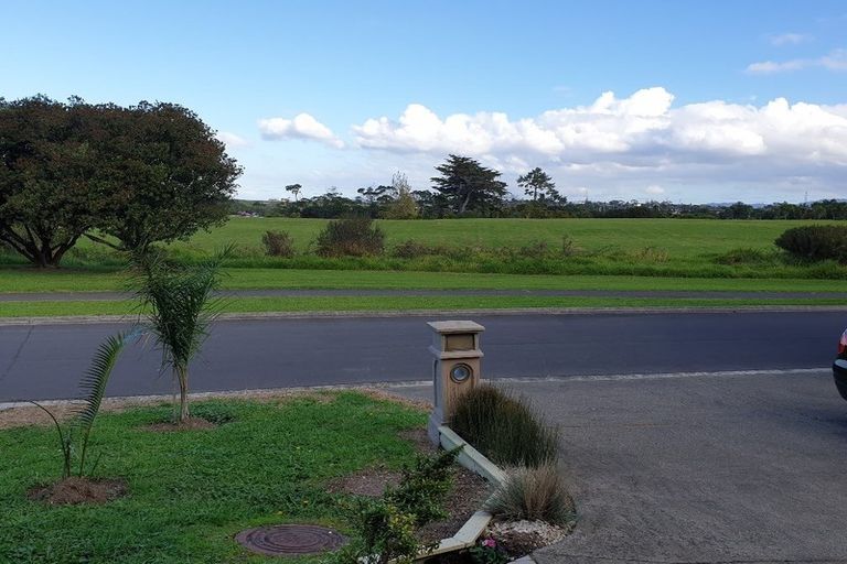 Photo of property in 6 Danica Esplanade, Te Atatu Peninsula, Auckland, 0610