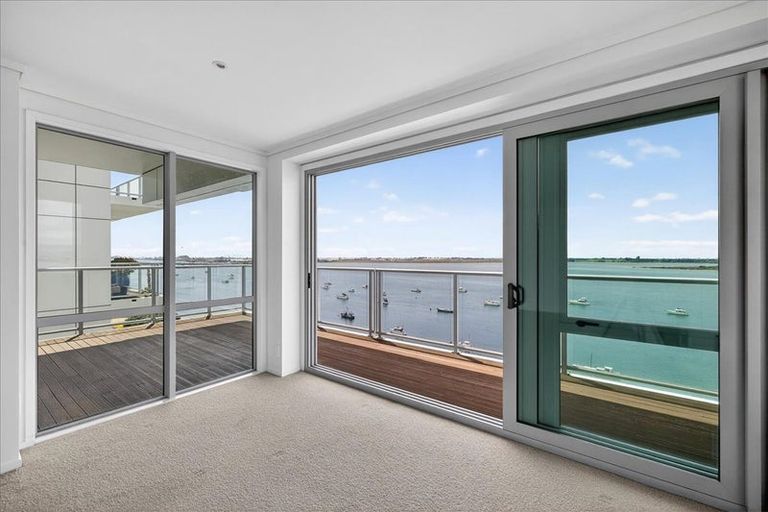 Photo of property in 72 Devonport Road, Tauranga, 3110