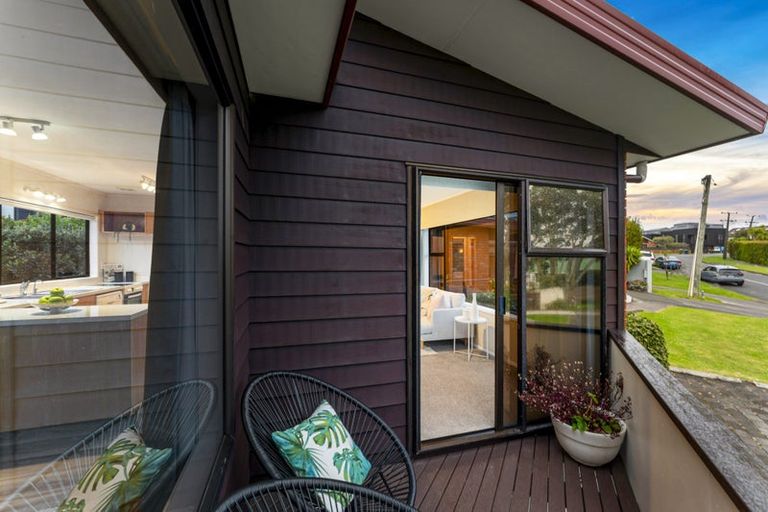 Photo of property in 1/2 Kowhai Road, Campbells Bay, Auckland, 0630