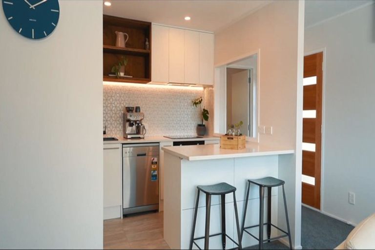 Photo of property in 2/9 Paruru Avenue, Northcote, Auckland, 0627